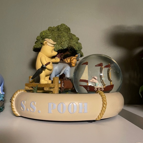 Disney Other - Winnie the Pooh snowglobe
